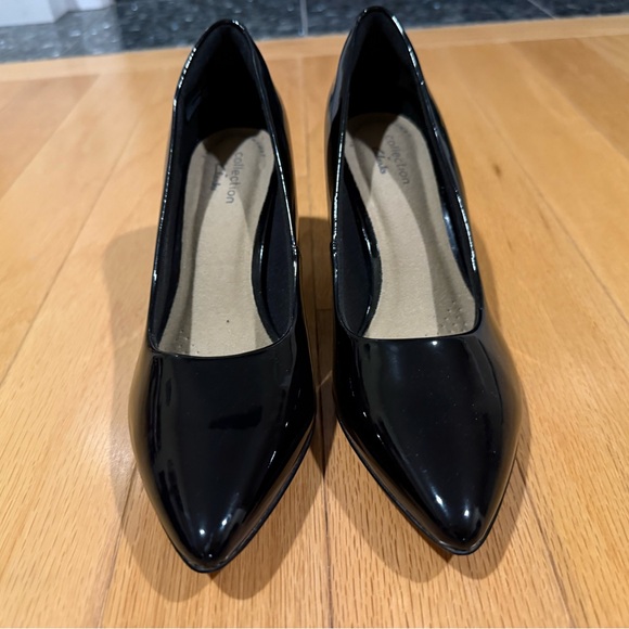 Classic Clarks Collection Patent Leather Black Heels Pumps Size 6 - Picture 1 of 3